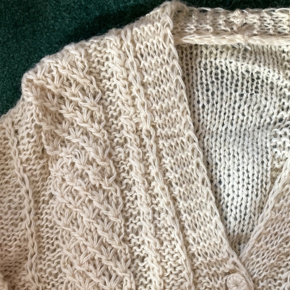 Lovely, Loose Hand-Knit Cardigan with yearn covered buttons. Size M. 100% wool - Picture 5 of 5